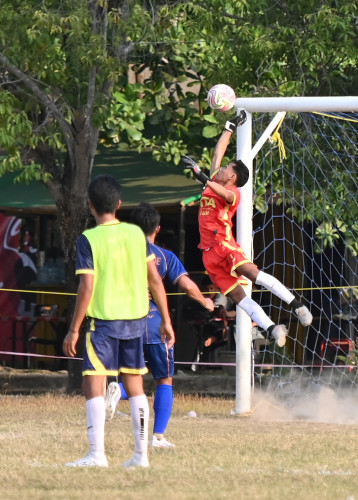 Gol Dicetak Tim, Piala Diangkat Pimpinan